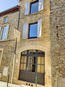 kamienny budynek z drzwiami i napisem w obiekcie La Galerie w mieście Saint-Alban-de-Roche