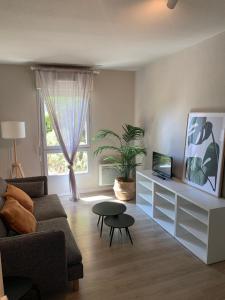 uma sala de estar com um sofá e uma mesa em Apparteo Marseille em Marselha