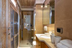 a bathroom with a sink and a shower at Casa Ferret. Appartamento nel cuore di Alghero in Alghero +38 photos