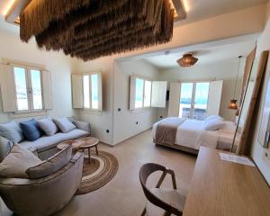 Uma área de estar em Life Suites