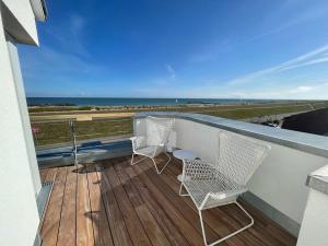 2 stoelen en een tafel op een balkon met uitzicht op de oceaan bij Steuerbord - a68926 in Kalifornien