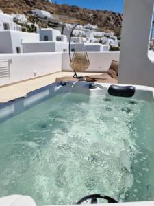 A piscina localizada em Life Suites ou nos arredores