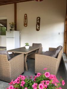 un patio con mesa, sillas y flores en Casa Julius, en Sovata