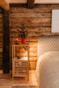 um quarto com uma cama e uma mesa com uma planta em Vienkiemio Oazė - Pasakų namelis em Galvokai