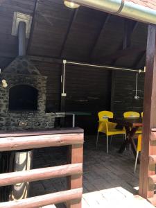 索瓦塔的住宿－Casa Julius，庭院设有壁炉和桌椅。