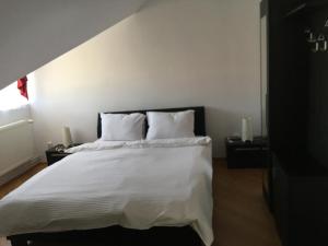 索瓦塔的住宿－Casa Julius，一间卧室配有带白色床单和枕头的床。