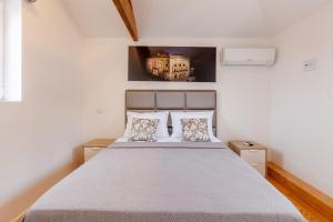 Postel nebo postele na pokoji v ubytování Villa Apartments & Suites
