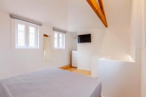 Postel nebo postele na pokoji v ubytování Villa Apartments & Suites