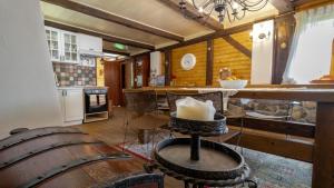 Lounge o bar area sa Charming Holiday House in Velika Lesnica