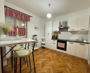 Kuchyň nebo kuchyňský kout v ubytování Apartmani Zorica