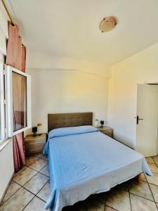 A bed or beds in a room at Appartamento La Baia