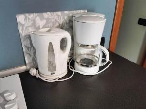 a coffee maker and a blender on a counter at Residence Le Parti in Salò