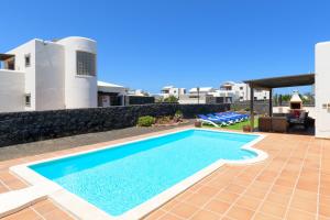 una piscina nel cortile di una villa di Hipoclub Villas, Aguamarina 29 a Playa Blanca