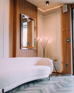 1 dormitorio con cama blanca y espejo en Hotel BLVD 7, en Plovdiv