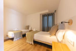 Bravissimo Domènica, 2 bedrooms and balcony tesisinde bir odada yatak veya yataklar