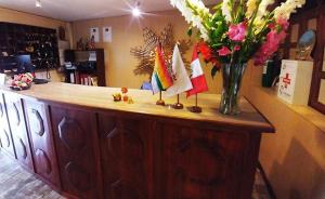 クスコにあるSQ Hotel del Incaの花瓶を飾った木製カウンター