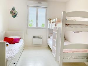 pokój z dwoma łóżkami piętrowymi i oknem w obiekcie Reine Bow - YourHostHelper w mieście Trouville-sur-Mer
