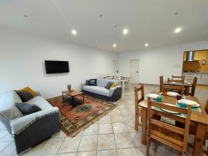 A seating area at Wolley - Peniche GuestHouse