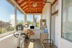 Casa pequeña con escritorio y ventana en Ker Ar Men, en Porspoder