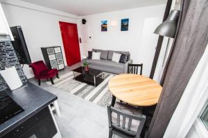 a living room with a table and a couch at Paris City Flat Studio 21 M carrée 103 Grd Paris in Alfortville