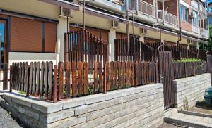 una valla de madera frente a un edificio en TRS Apartments, en Sozopol