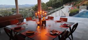 un tavolo con bicchieri da vino in cima a un balcone di Les Hauts du Peireguier a La Motte