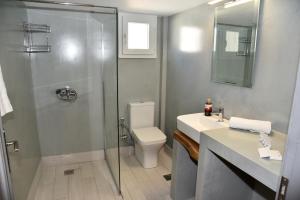 Un baño con ducha, inodoro y lavabo. en STELLA'S LUXURY HOUSE, en Batsi