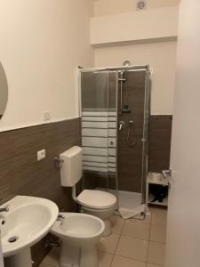 uma casa de banho com um chuveiro, um WC e um lavatório. em Good Rooms em Milão