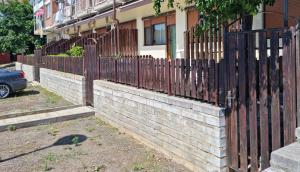 una cerca de ladrillo frente a una casa en TRS Apartments, en Sozopol