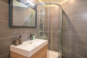 łazienka z umywalką i prysznicem w obiekcie Le Bois, T2 hypercentre chic et cosy, Wifi par SOVALFI w mieście Saint-Étienne +32 zdjęcia