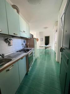 - une cuisine avec un sol en carrelage vert et un évier dans l'établissement Vista mare, à Misano Adriatico