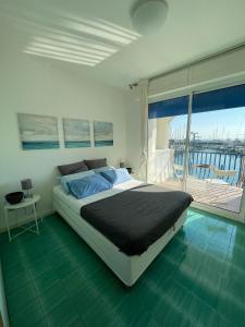 - une chambre avec un grand lit et un balcon dans l'établissement Vista mare, à Misano Adriatico