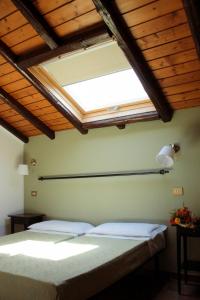 1 dormitorio con 2 camas y tragaluz en Da Laura, en Brunate