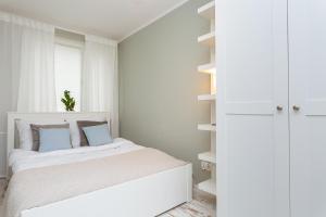 Un pat sau paturi într-o cameră la Apartament "Malta" Darłowo by Manage Rent