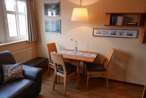 ユイストにあるStrandburg Juist - Apartment 301 (Ref. 50969)のリビングルーム(テーブル、椅子、ソファ付)