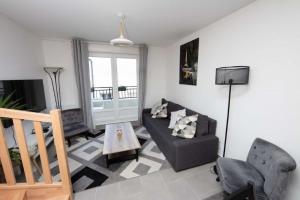 een woonkamer met een bank en een stoel bij Paris City Flat 80 M carrée Appt 104 F4 Grd Paris in Alfortville