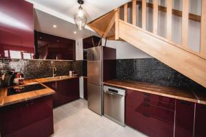 una cocina con armarios morados y una escalera en Paris City Flat 80 M carrée Appt 104 F4 Grd Paris, en Alfortville