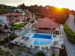 una vista aérea de una casa con piscina en Semiramis en Lefkada
