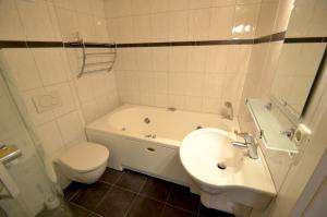 Ένα μπάνιο στο Ski Chalet Jim by All in One Apartments +21 φωτογραφίες