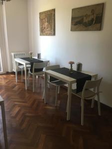 una sala da pranzo con due tavoli e sedie di La Pallanzotta a Verbania
