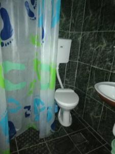 een badkamer met een toilet en een wastafel bij Casa Bianca in Sutomore