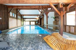 בריכת השחייה שנמצאת ב-Fontaine du Mont Blanc Hotel & Spa או באזור