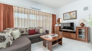 sala de estar con sofá y TV en Apartments in City Centar of Lovely Vrsar, en Vrsar