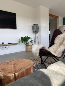 un soggiorno con tavolo e TV di Nordic Huus a Butjadingen
