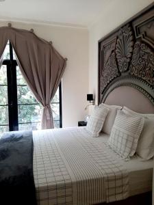 PombasHotel Château Georgette的一间带大床和窗户的卧室 更多37张照片