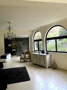 PombasHotel Château Georgette的一个带吊灯和壁炉的大客厅