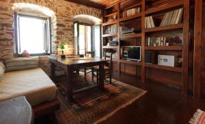 Habitación con escritorio y mesa. en To Petrino, en Agios Ioannis