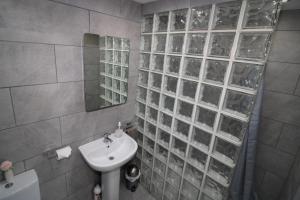 un baño con lavabo y espejo en Charlton House, en Ventnor 34 fotos más