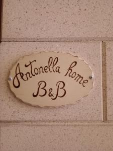 Antonella home b&b في باري: علامة تشير إلى أنه يوجد حانة دومينيكان منزلية على الحائط