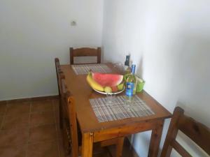 einen Holztisch mit einer Obstschale darauf in der Unterkunft Aris Seaside Issos Beach in Agios Georgios